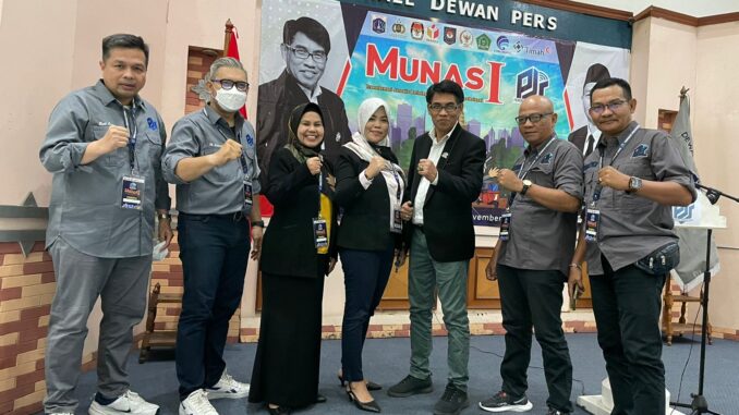 Ket Foto : Ketum PJS Terpilih Mahmud Marhana (Tiga dari Kanan) Foto Bersama DPD PJS Riau (Foto : PJS)