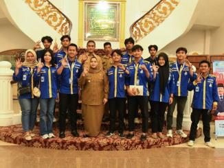 Bupati Bengkalis Kasmarni berfoto bersama pengurus BEM Politeknik Negeri Bengkalis seusai audiensi.