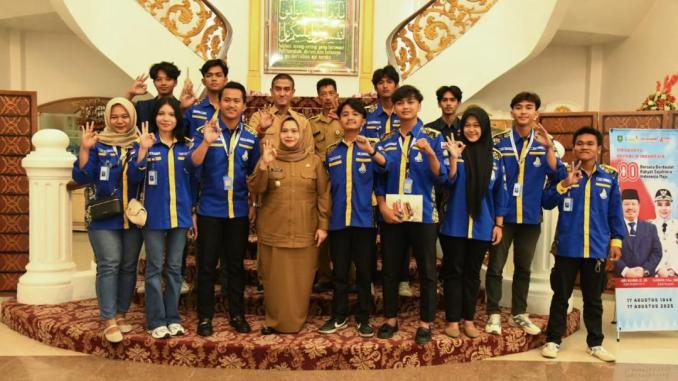 Img-20250929-wa0007 Bupati Bengkalis Kasmarni berfoto bersama pengurus BEM Politeknik Negeri Bengkalis seusai audiensi.