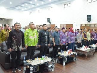 Sekda Bengkalis Ersan Saputra memberi sambutan dalam pelantikan pengurus PPDI Bengkalis di Aula Camat Mandau.