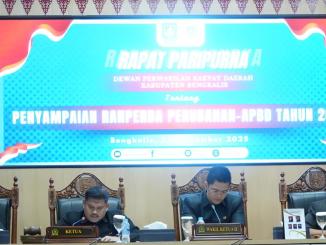 Ketua DPRD Bengkalis Septian Nugraha bersama Bupati Kasmarni dalam rapat paripurna penyampaian Ranperda Perubahan APBD 2025.