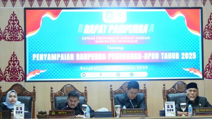 Img_25-09-23_15-31-38-848 Ketua DPRD Bengkalis Septian Nugraha bersama Bupati Kasmarni dalam rapat paripurna penyampaian Ranperda Perubahan APBD 2025.