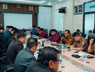 Anggota DPRD Bengkalis mengikuti rapat lintas komisi bersama eksekutif dan lembaga adat membahas pekerja lokal.