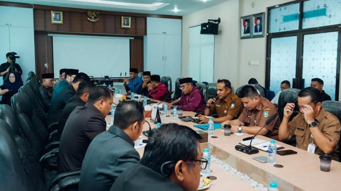 Anggota DPRD Bengkalis mengikuti rapat lintas komisi bersama eksekutif dan lembaga adat membahas pekerja lokal.