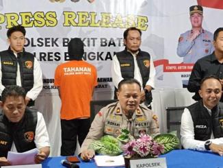Kapolsek Bukit Batu bersama petugas menunjukkan tersangka dan barang bukti kasus pembunuhan di PT BBHA, Bengkalis.