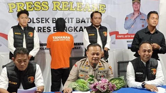 Img_25-09-24_12-29-39-312 Kapolsek Bukit Batu bersama petugas menunjukkan tersangka dan barang bukti kasus pembunuhan di PT BBHA, Bengkalis.