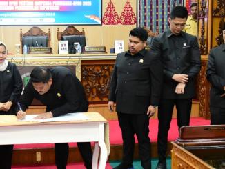 Ketua DPRD Bengkalis dan Bupati Kasmarni menandatangani persetujuan Perubahan APBD 2025 dalam rapat paripurna.