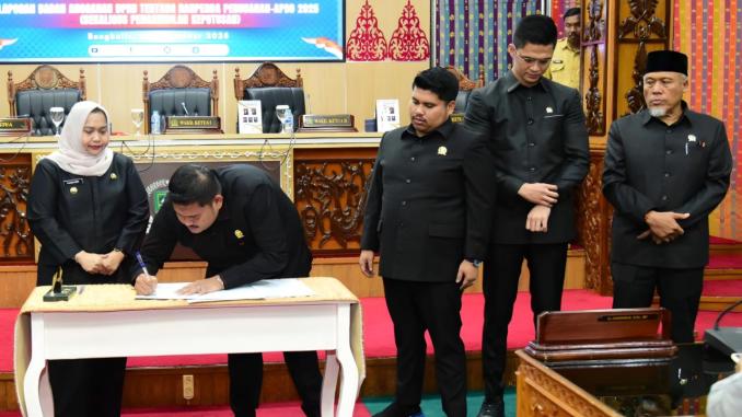 Img_25-09-30_09-17-15-051 Ketua DPRD Bengkalis dan Bupati Kasmarni menandatangani persetujuan Perubahan APBD 2025 dalam rapat paripurna.