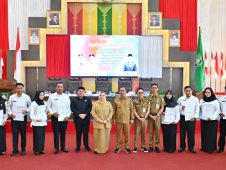 Bupati Kasmarni dan Wakil Bupati Bagus Santoso berfoto bersama PPPK penerima SK di Bengkalis.