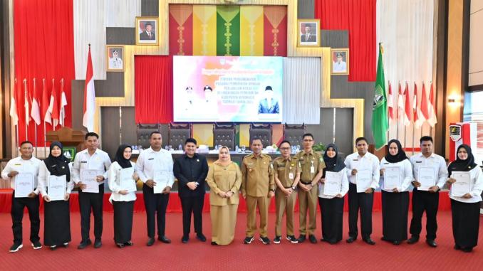 Img_25-09-30_19-15-34-898 Bupati Kasmarni dan Wakil Bupati Bagus Santoso berfoto bersama PPPK penerima SK di Bengkalis.