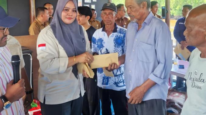 Img_25-09-24_09-09-21-747 Seorang perwakilan PT Bumi Laksamana Jaya menyerahkan bantuan tunai kepada korban kebakaran di Desa Bukit Batu, Bengkalis.