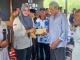 Seorang perwakilan PT Bumi Laksamana Jaya menyerahkan bantuan tunai kepada korban kebakaran di Desa Bukit Batu, Bengkalis.