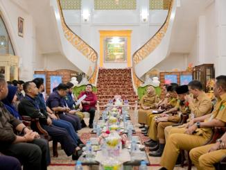 Bupati Bengkalis Kasmarni dan Ketua DPRD Septian Nugraha berdiskusi dengan tenaga honorer non-database.