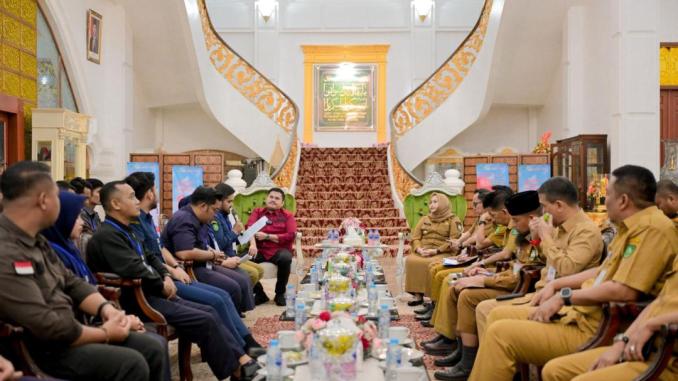 Img-196f-41a2-8339-289462c83a79 Bupati Bengkalis Kasmarni dan Ketua DPRD Septian Nugraha berdiskusi dengan tenaga honorer non-database.