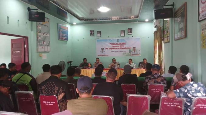 Img_23092025 Petugas Polres Bengkalis berdiri di area perkebunan sawit sambil berkoordinasi dengan warga terkait sengketa lahan HGU PT TKWL.