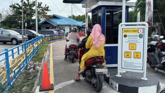 1674119007-IMG_20230119_141052_55 Pengendara motor antre membeli tiket di Pos E-Tiket Pelabuhan RoRo Air Putih–Sungai Selari, Bengkalis, Riau,
