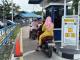 Pengendara motor antre membeli tiket di Pos E-Tiket Pelabuhan RoRo Air Putih–Sungai Selari, Bengkalis, Riau,