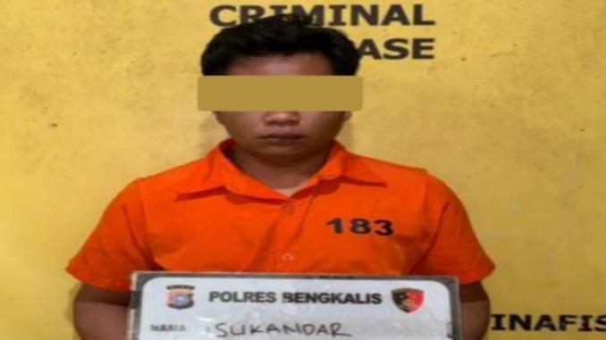 Img_20251027_144519 Seorang pria berinisial S alias Ihsan mengenakan baju tahanan oranye saat diamankan di Polres Bengkalis.