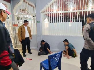 Petugas kepolisian menginterogasi dua narapidana terpidana mati yang berhasil ditangkap usai kabur dari Rutan Kelas IIB Siak, Riau.