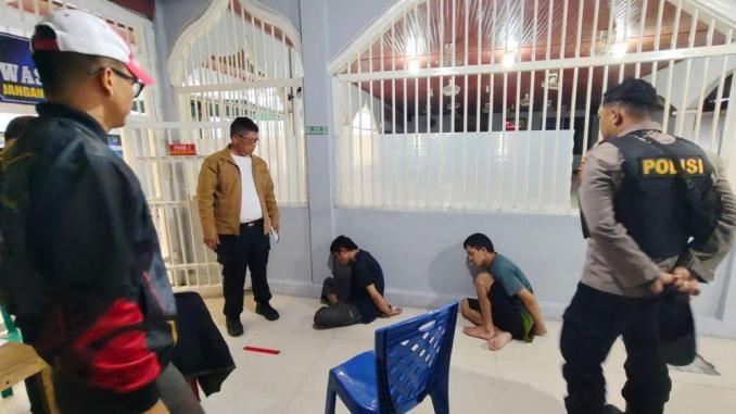3-napi-terpidana-mati-kabur-dari-ru Petugas kepolisian menginterogasi dua narapidana terpidana mati yang berhasil ditangkap usai kabur dari Rutan Kelas IIB Siak, Riau.