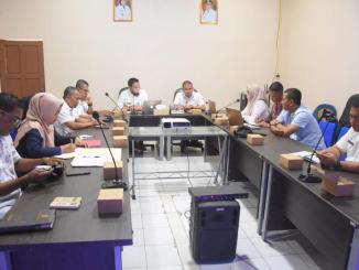 Pejabat DPMD Bengkalis memimpin rapat persiapan penilaian Desa Antikorupsi 2025 di ruang rapat utama.