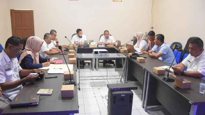 38907717356-img-20251029-wa0035 Pejabat DPMD Bengkalis memimpin rapat persiapan penilaian Desa Antikorupsi 2025 di ruang rapat utama.