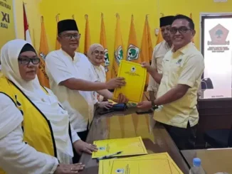 Perwakilan tim Karmila Sari menyerahkan formulir pendaftaran calon Ketua DPD I Golkar Riau di kantor DPD I.