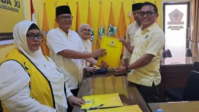 68f2746665e92 Perwakilan tim Karmila Sari menyerahkan formulir pendaftaran calon Ketua DPD I Golkar Riau di kantor DPD I.