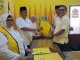 Perwakilan tim Karmila Sari menyerahkan formulir pendaftaran calon Ketua DPD I Golkar Riau di kantor DPD I.