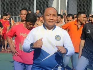 Petugas dan warga binaan Lapas Bengkalis mengikuti senam bersama di halaman lapas.