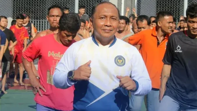 68f32df7571a6 Petugas dan warga binaan Lapas Bengkalis mengikuti senam bersama di halaman lapas.