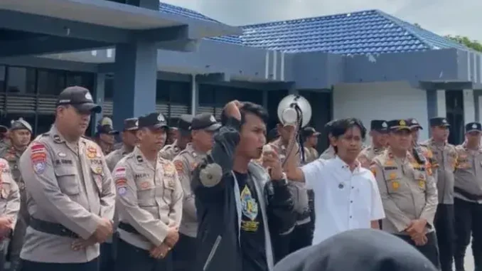 68f35e4a5cfea Mahasiswa PMII Bengkalis berunjuk rasa di depan Kantor Dishub menuntut pencopotan Kadishub.