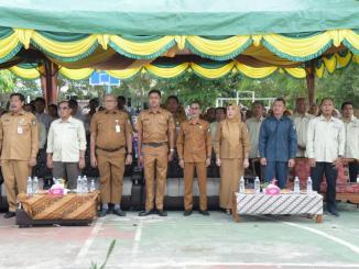 Pejabat Pemkab Bengkalis berdiri di bawah tenda berwarna hijau-kuning saat pembukaan Gebyar Fisika ke-18 di SMAN 2 Bengkalis.