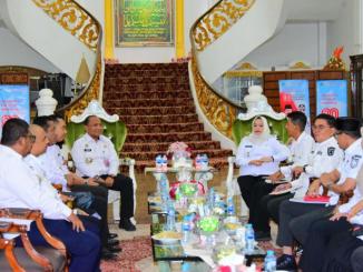 Bupati Bengkalis Kasmarni dan Kalapas Priyo Tri Handoko berdiskusi membahas rencana pembangunan Lapas Narkotika di Duri.