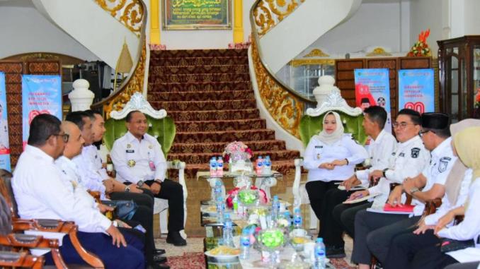 IMG-20251015-WA0005 Bupati Bengkalis Kasmarni dan Kalapas Priyo Tri Handoko berdiskusi membahas rencana pembangunan Lapas Narkotika di Duri.