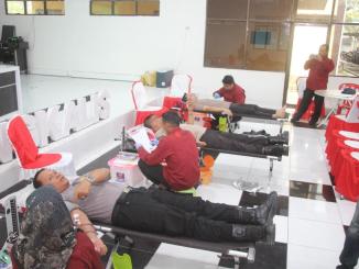 Kapolres Bengkalis AKBP Budi Setiawan memimpin kegiatan donor darah dalam rangka HUT Humas Polri ke-74 di Aula Mapolres Bengkalis, Rabu, 10 Oktober 2025.
