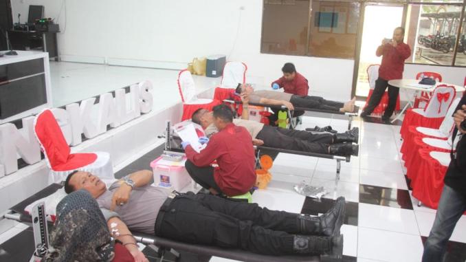 IMG-20251022-WA0011 Kapolres Bengkalis AKBP Budi Setiawan memimpin kegiatan donor darah dalam rangka HUT Humas Polri ke-74 di Aula Mapolres Bengkalis, Rabu, 10 Oktober 2025.