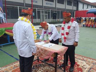 Priyo Tri Laksono dan Kriston Napitupulu saat serah terima jabatan Kepala Lapas Bengkalis di aula lembaga pemasyarakatan.