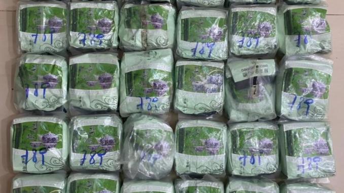 Puluhan bungkus sabu berlogo teh hijau yang disita polisi dari dua kurir di Pelabuhan Roro Dumai.