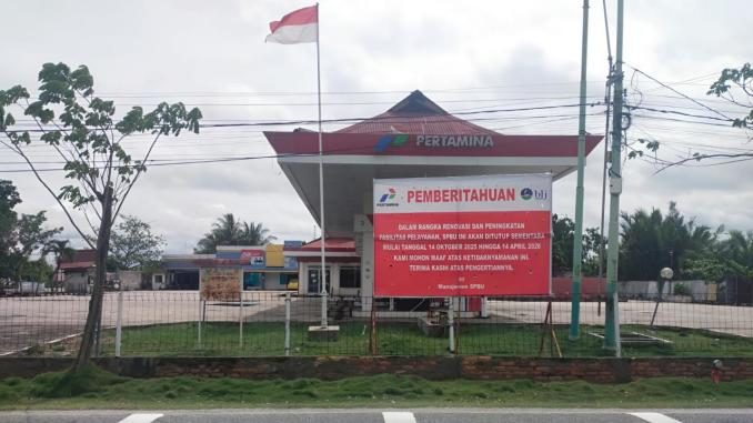 Img_25-10-20_20-38-34-034 SPBU PT BLJ Bengkalis tampak lengang menjelang penutupan operasional untuk renovasi selama enam bulan.