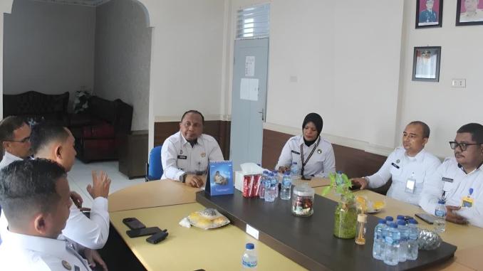 Priyo Tri Laksono memberikan arahan kepada jajaran pejabat struktural dalam rapat perdana pasca sertijab, Kamis, 09 Oktober 2025.