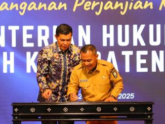 Bagus Santoso dan Rudy Hendra Pakpahan menandatangani kerjasama memperkuat layanan hukum desa melalui Posbankum di Riau.