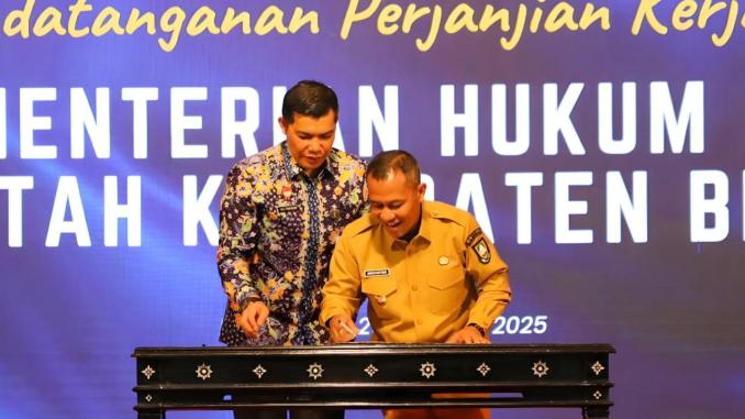 Img_25-10-21_14-54-01-951 Bagus Santoso dan Rudy Hendra Pakpahan menandatangani kerjasama memperkuat layanan hukum desa melalui Posbankum di Riau.
