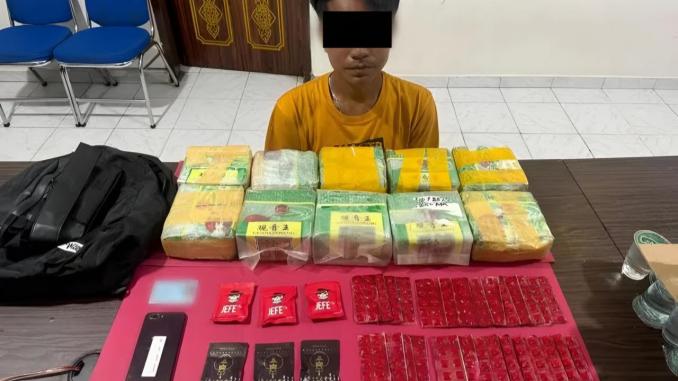 Img_25-10-21_19-35-55-200 Petugas Ditresnarkoba Polda Riau memperlihatkan barang bukti sabu seberat 10 kilogram hasil tangkapan di Dumai.