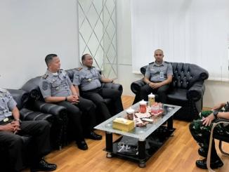 Kalapas Bengkalis Priyo Tri Laksono dan rombongan bersama Dandim 0303/Bengkalis Letkol Inf Haris Nur Priatno membahas penguatan pengamanan dan pembinaan.