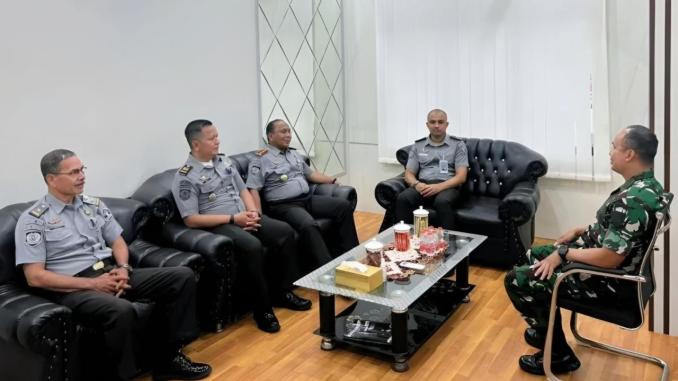 Img_25-10-27_13-15-56-634 Kalapas Bengkalis Priyo Tri Laksono dan rombongan bersama Dandim 0303/Bengkalis Letkol Inf Haris Nur Priatno membahas penguatan pengamanan dan pembinaan.