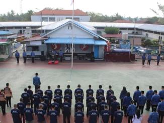 Barisan petugas dan warga binaan Lapas mengikuti upacara Sumpah Pemuda ke-97 di lapangan Lapas.