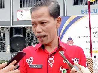Seorang pejabat Dinas Perindustrian dan Perdagangan Bengkalis memberikan keterangan kepada wartawan mengenai keterlambatan distribusi sembako dan langkah pengawasan pemerintah daerah.