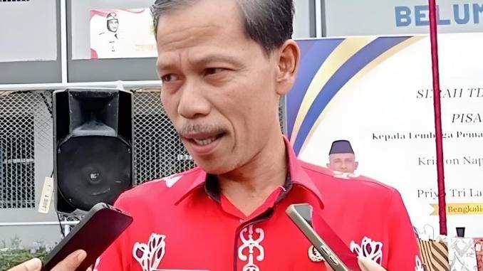 Seorang pejabat Dinas Perindustrian dan Perdagangan Bengkalis memberikan keterangan kepada wartawan mengenai keterlambatan distribusi sembako dan langkah pengawasan pemerintah daerah.