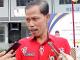 Seorang pejabat Dinas Perindustrian dan Perdagangan Bengkalis memberikan keterangan kepada wartawan mengenai keterlambatan distribusi sembako dan langkah pengawasan pemerintah daerah.
